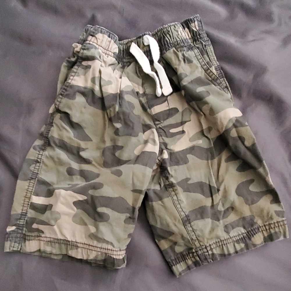 Boy's Carter's camo shorts sz 7